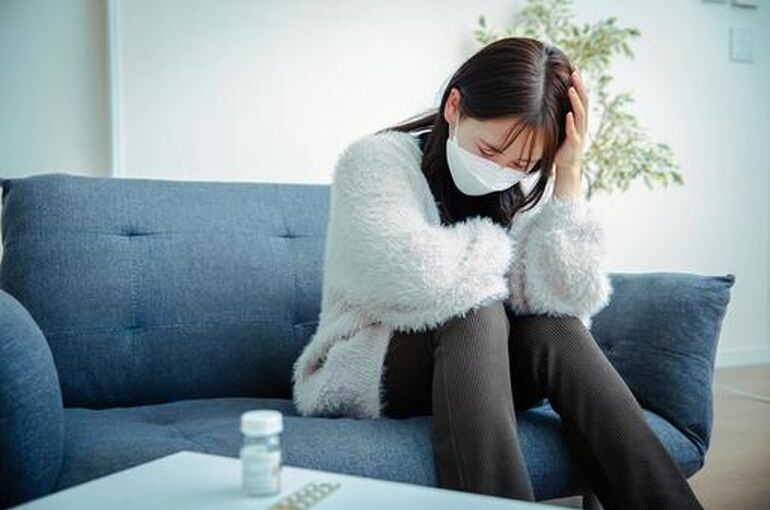 頭痛女性